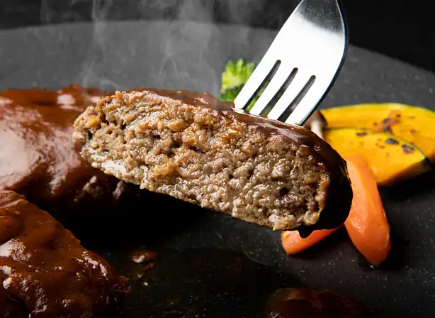 【ハンバーグ】「手ごね食感」を機械生産で再現。